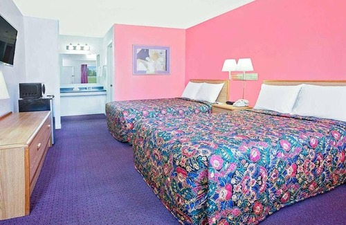 Muskogee Hotel | Convenient Stay in Knights Inn Muskogee! 3 Comfortable Units, Pets Allowed