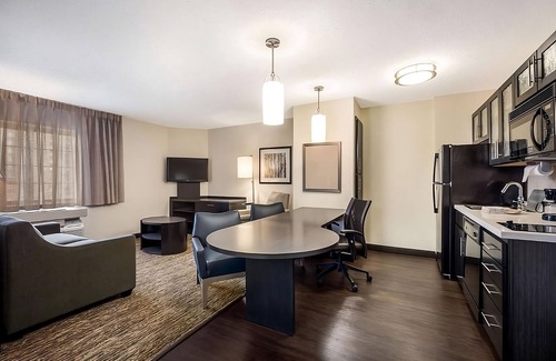 Warren Apartment | Convenient Stay in Michigan! 2 Comfortable Units, Kitchen, Parking!