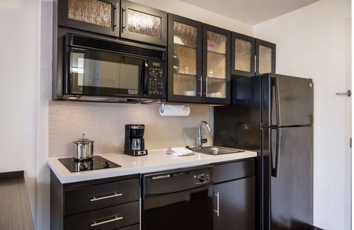 Warren Apartment | Convenient Stay in Michigan! 2 Comfortable Units, Kitchen, Parking!