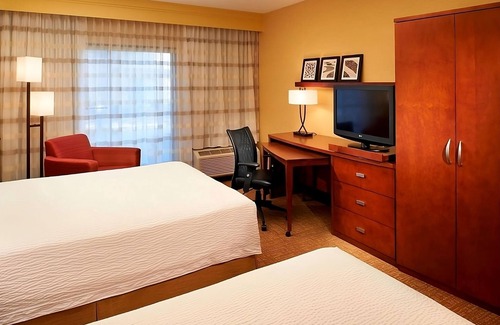 Auburn Hills Hotel | Convenient Stay in Detroit Auburn Hills! 2 Enjoyable Units, Pets Allowed, Pool!