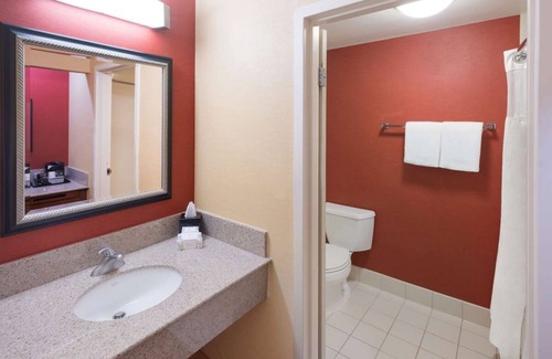 Auburn Hills Hotel | Convenient Stay in Detroit Auburn Hills! 2 Enjoyable Units, Pets Allowed, Pool!