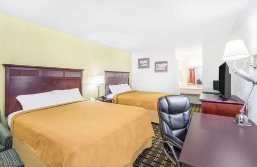 Lookout Valley Neighborhood Association Resort | Convenient Stay in Knights Inn Chattanooga! Pet Friendly Property!
