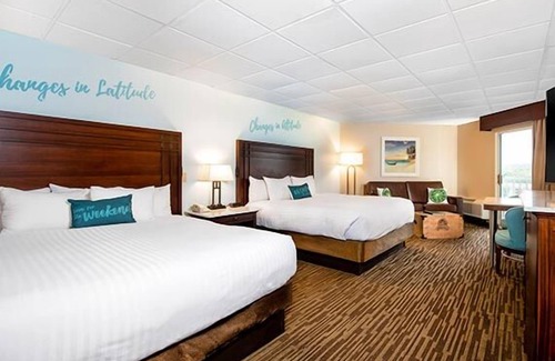 Osage Beach Hotel | Convenient Stay in Missouri! 2 Comfortable Units, Free Parking, Onsite Pool