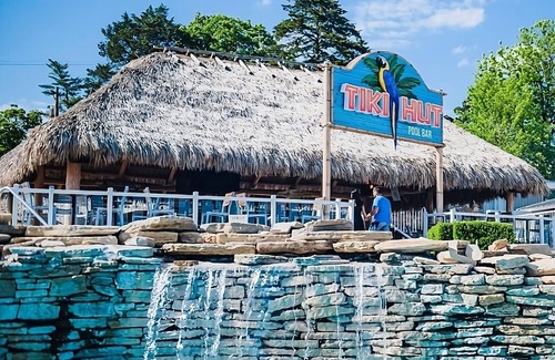 Osage Beach Hotel | Convenient Stay in Missouri! 2 Comfortable Units, Free Parking, Onsite Pool