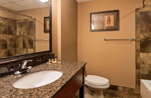 South Loop House | Convenient Stay near Airport: Water Park | Free Breakfast