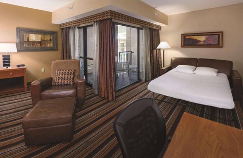 South Loop House | Convenient Stay near Airport: Water Park | Free Breakfast