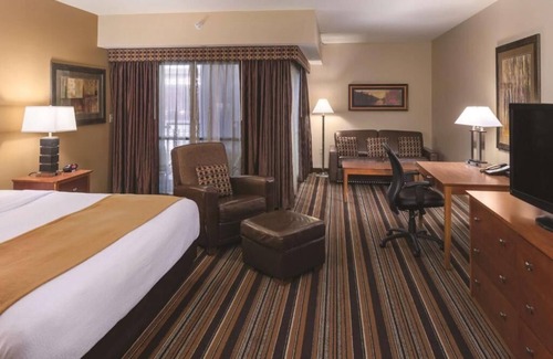 South Loop House | Convenient Stay near Airport: Water Park | Free Breakfast