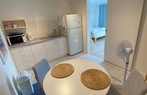Coffs Harbour Apartment | Convenient studio; minutes to beaches, shops, sport grounds; off street parking