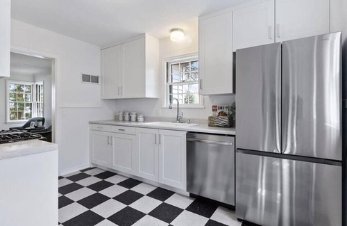 St. Louis Park House | Convenient to lakes, bike trails, parks. Dog-friendly. Fenced Yard.