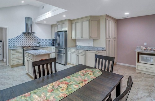 Colonial Oaks House | Convenient