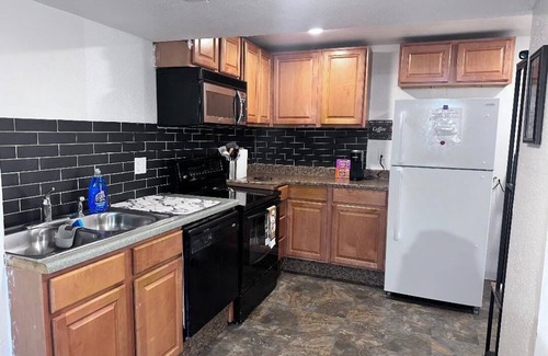 Aurora House | Convenient Walkout Basement Apartment, private entrance in Aurora with WiFi