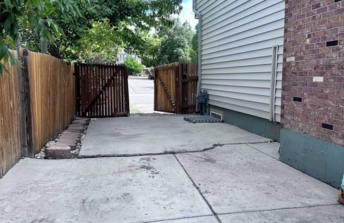 Aurora House | Convenient Walkout Basement Apartment, private entrance in Aurora with WiFi