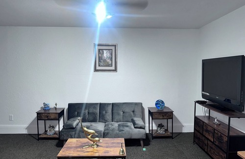 Aurora House | Convenient Walkout Basement Apartment, private entrance in Aurora with WiFi