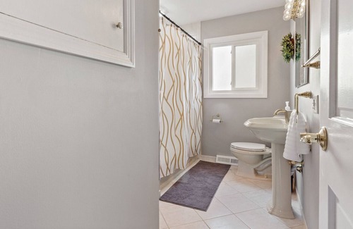 Fox Valley House | Convenient Western Suburban pet friendly home, 4/2