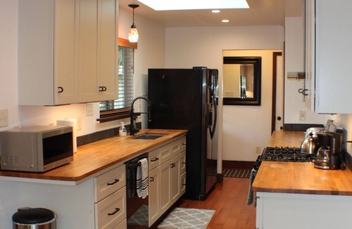 Walnut Creek House | Conveniently Located Walnut Creek House 3 Br, 2 Ba w/Large Private Backyard