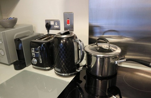 Sutton Cross Apartment | Conveniently located, 2 bedroom modern apartment