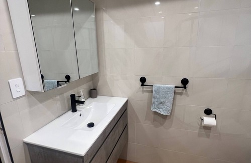 Molendinar Apartment | Conveniently Located Unit With A Pool