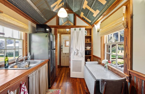 West Oak Hill House | Conveniently Located-Charming Tiny Cabin-Oak Hill!