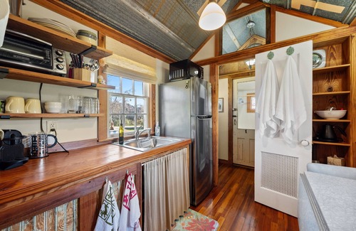 West Oak Hill House | Conveniently Located-Charming Tiny Cabin-Oak Hill!