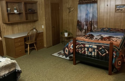 Narvon Other | Conveniently located country in law suite.