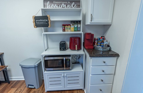 Columbus House | Conveniently located house with 6 beds and all your essentials!