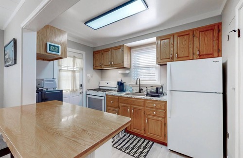 Rosedale House | Conveniently Located House with Exclusive Parking, Minutes to Downtown Baltimore