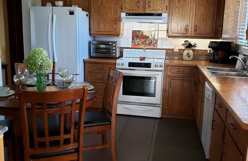 Okanagan-Similkameen House | Conveniently Located Just Minutes to the Lake and Downtown