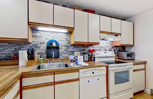 Village at Kearsarge House | Conveniently located townhouse with screened porch, pool, & washer/dryer