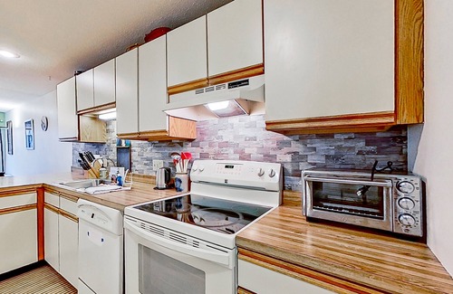 Village at Kearsarge House | Conveniently located townhouse with screened porch, pool, & washer/dryer