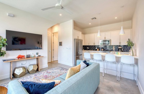 Galindo House | Conveniently Located Upstairs Deck BBQ