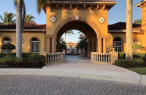 Iona Condo | Conveniently located near Fort Myers and Sanibel beaches.