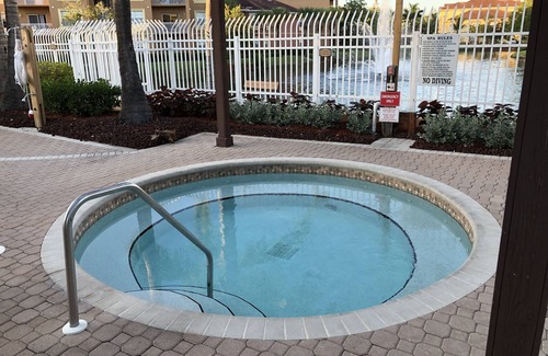 Iona Condo | Conveniently located near Fort Myers and Sanibel beaches.