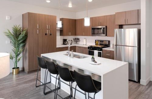 Rio Grande Apartment | Convention Ctr Luxury 1BR Pool Gym Hot Tub