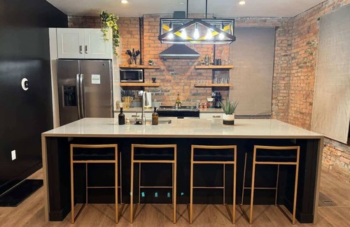 Italian Village House | Convention - King Bed - Short North - Parking Free
