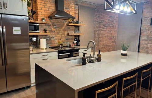 Italian Village House | Convention - King Bed - Short North - Parking Free