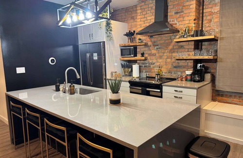Italian Village House | Convention - King Bed - Short North - Parking Free