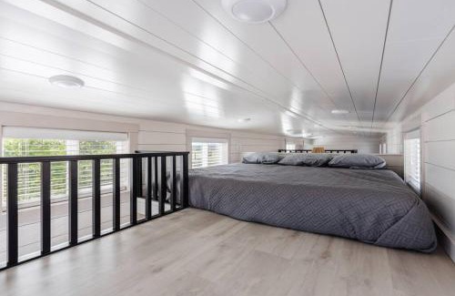 Apple Valley House | Convient tiny home private deck