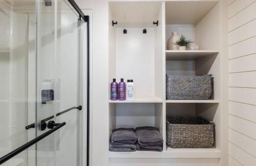 Apple Valley House | Convient tiny home private deck