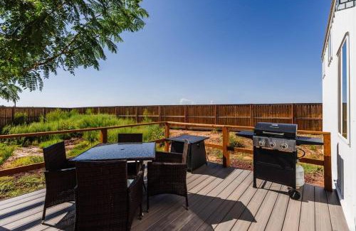 Apple Valley House | Convient tiny home private deck