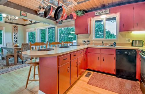Eidelweiss Village Cabin | Conway Area Chalet w/Mountain Views & Fire Pit!