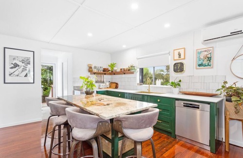 Lammermoor House | Cooee Bay Beach House Sleeps 10 walk to beach -Yeppoon