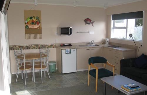 Haruru Hotel | Cook's Lookout Motel
