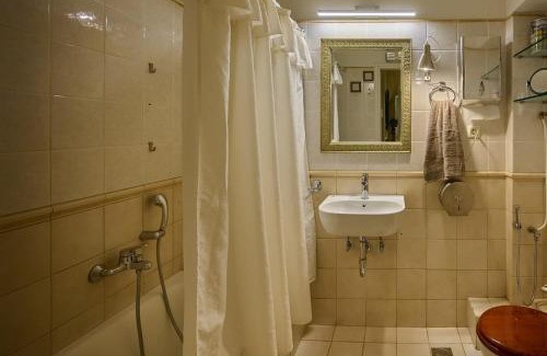 Voula Apartment | Cool ambiance, 2Brs , Private Garden & Parking