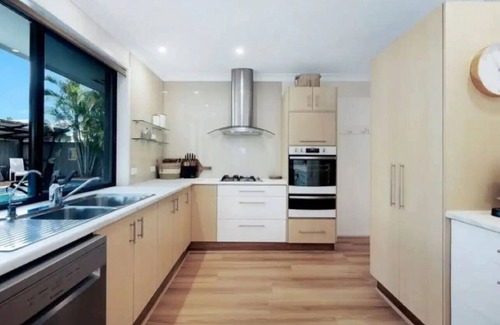 Mermaid Waters House | Cool Cabana ~ 5min to Mermaid Beach. Relax in style and sophistication today!