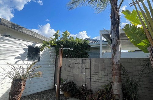 Mermaid Waters House | Cool Cabana ~ 5min to Mermaid Beach. Relax in style and sophistication today!