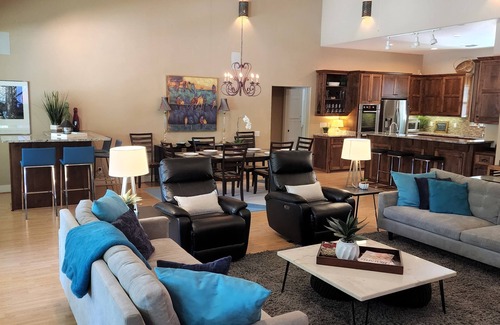 Seguin House | COOL & CONTEMPORARY