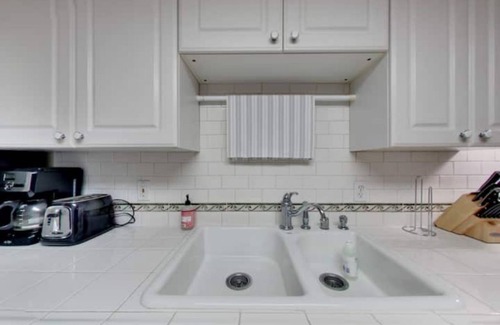Downtown North Apartment | Cool & Cozy Ground Floor Apartment Unit #9
