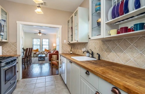 Monte Vista House | Cool oasis on the St Mary Strip. Riverwalk, Six Flags and Sea world nearby.