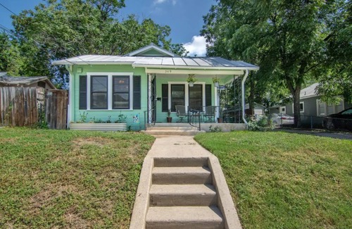 Monte Vista House | Cool oasis on the St Mary Strip. Riverwalk, Six Flags and Sea world nearby.