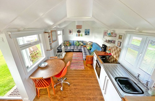 Walcott Ski Chalet | Cool Seaside Hut, Sandy & Quiet Beach